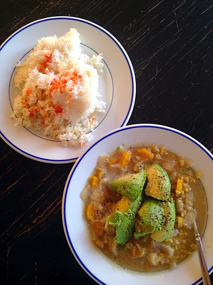 lentil soup with red lentils, mung dahl, carrot, onion, ginger, avocado, cinnamon, cumin, coriander, turmeric..and a side of basmati rice with hot sauce|Anna Brunelleさん