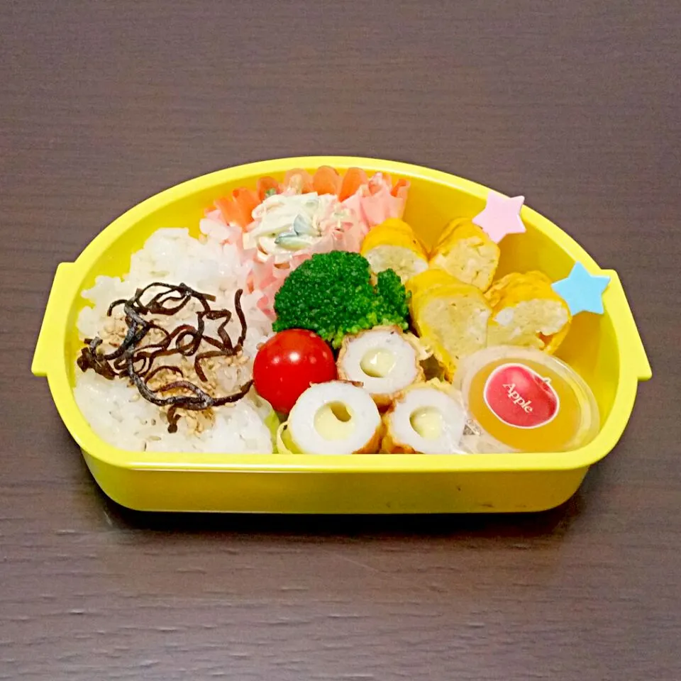 Snapdishの料理写真:竹輪のチーズ詰天ぷらの幼稚園弁当☆|Mami.Nさん