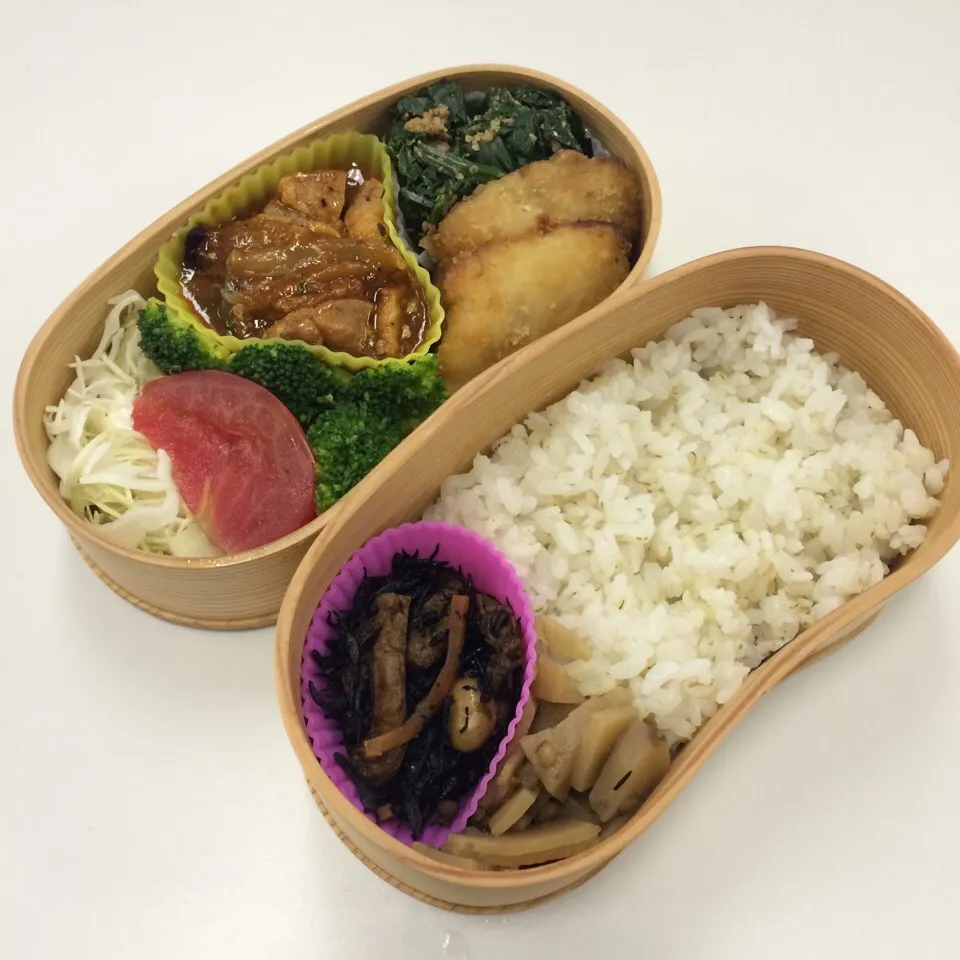 弁当（鶏肉ケチャップ炒め、鯖竜田揚げ、ほうれん草胡麻和え、サラダ、ひじき、タケノコ佃煮）|SasaMasa213さん