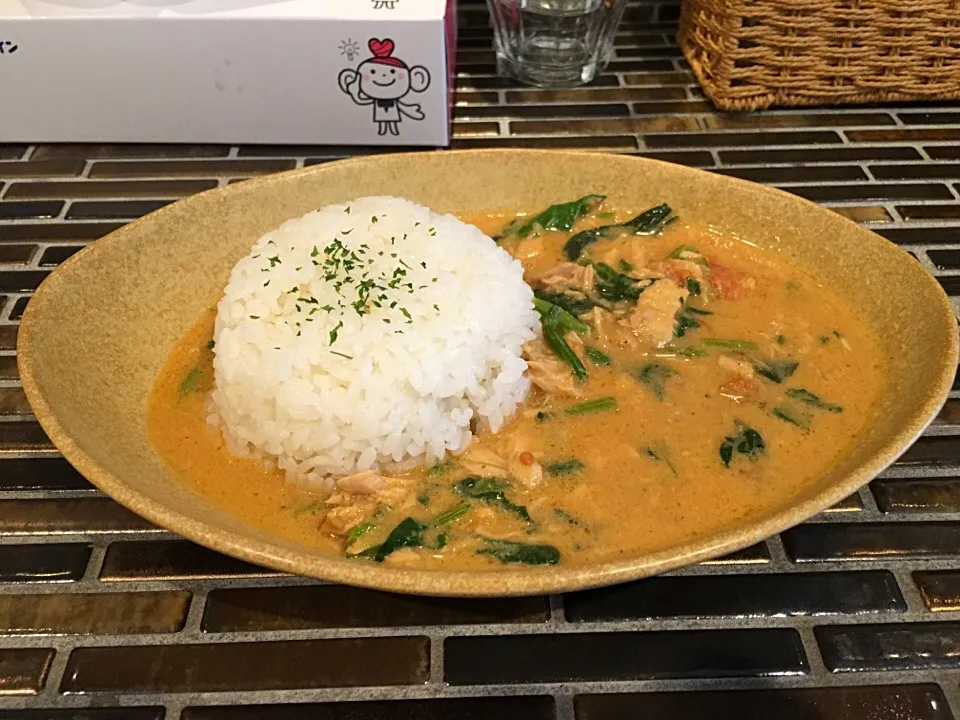 Snapdishの料理写真:ツナほうれん草トマトタイカレー@@MARUCAFE|カリー仙人さん