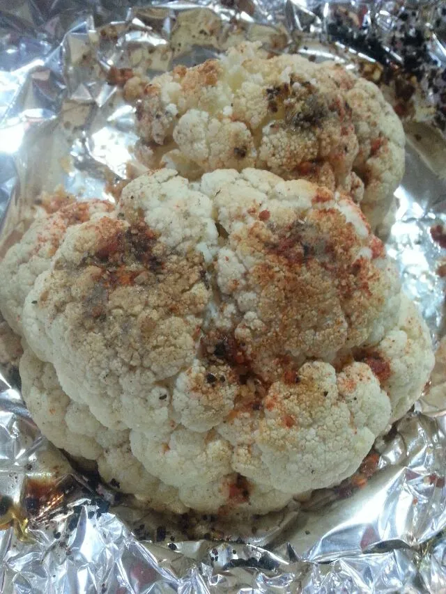 oven roasted cauliflower with lemon, mrs. dash, white pepper, and sriracha seasoning.|Polly Gelfusoさん