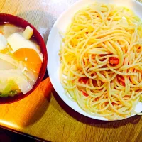 Snapdishの料理写真:明太子パスタと具沢山みそ汁|みーきさん