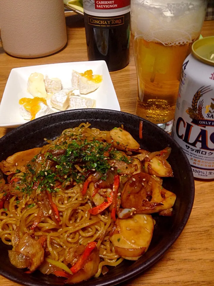 Snapdishの料理写真:晩御飯
まるちゃん焼きそば  サッポロクラシック🍺  カマンベールチーズオレンジマーマレードとアカシアはちみつ乗せ コンチャイトロ 赤ワイン🍷|SUN.yokotanさん