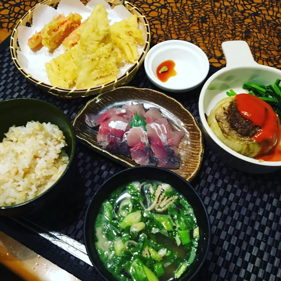 Snapdishの料理写真:お友達が釣ってきた鯵w
脂のって美味かった❤️
タマネギハンバーグ
たけのこの天ぷら
カニカマの天ぷら
玄米ご飯（≧∇≦）|Yuka Yasudaさん