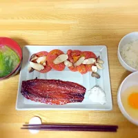 Snapdishの料理写真:秋刀魚みりん焼き
トマトとエリンギのオーブン焼き
カブの味噌汁|kourijimaさん