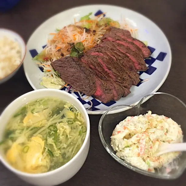 ハネシタ？！っていう部位のお肉✨
もう少し薄く切ればよかったよww
スープは昨日作ったのと同じ。
リクエストがあったからまた作ったよん。|NanaMOさん