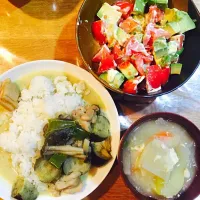 Snapdishの料理写真:グリーンカレーとトマトとアボカドのサラダと味噌汁|みーきさん