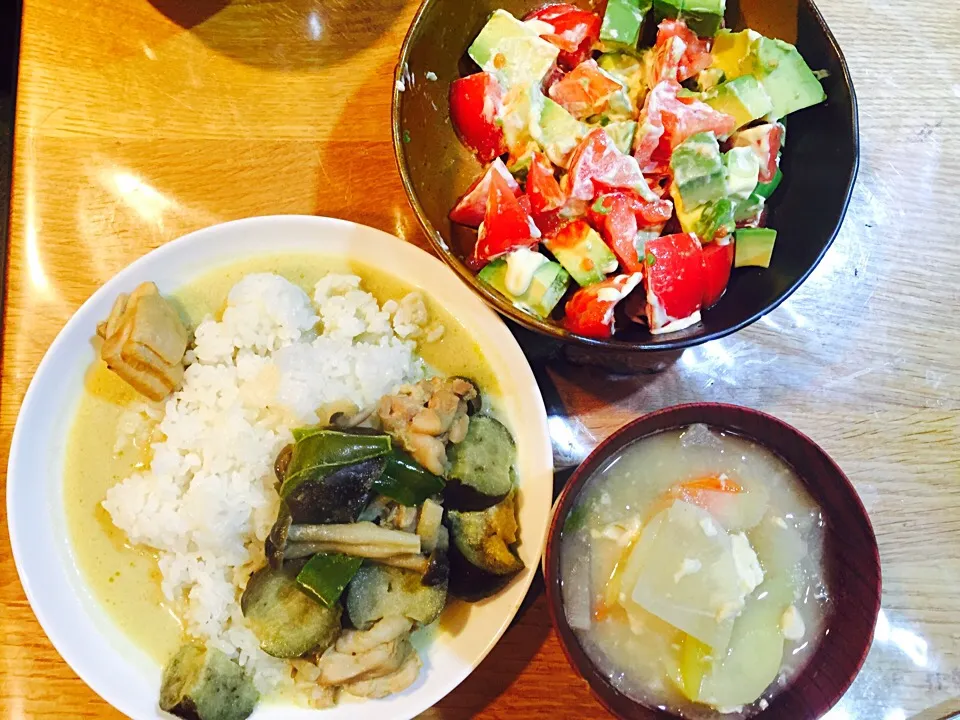 グリーンカレーとトマトとアボカドのサラダと味噌汁|みーきさん