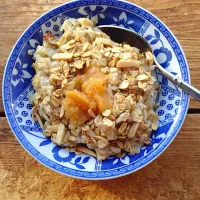 oatmeal with cinnamon and cloves, butter, raw honey and a sprinkle of almond granola|Anna Brunelleさん