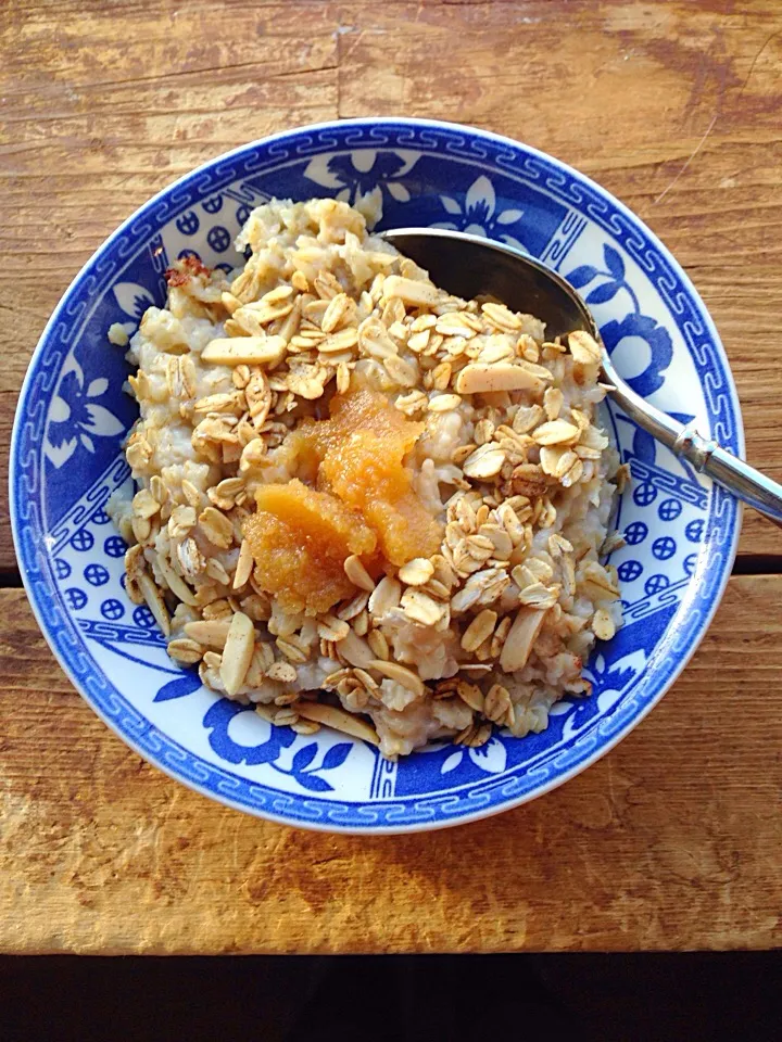 oatmeal with cinnamon and cloves, butter, raw honey and a sprinkle of almond granola|Anna Brunelleさん