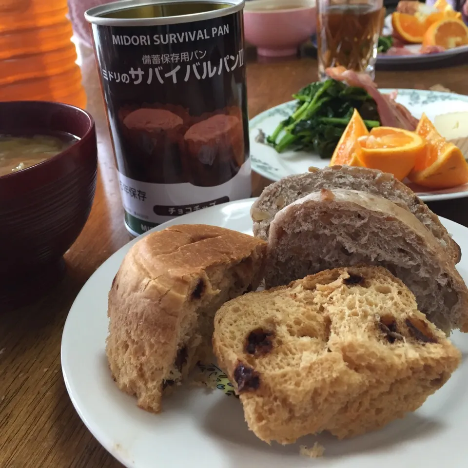 朝ごはん：非常食の、パンの缶詰チョコチップ味|さんだーさん