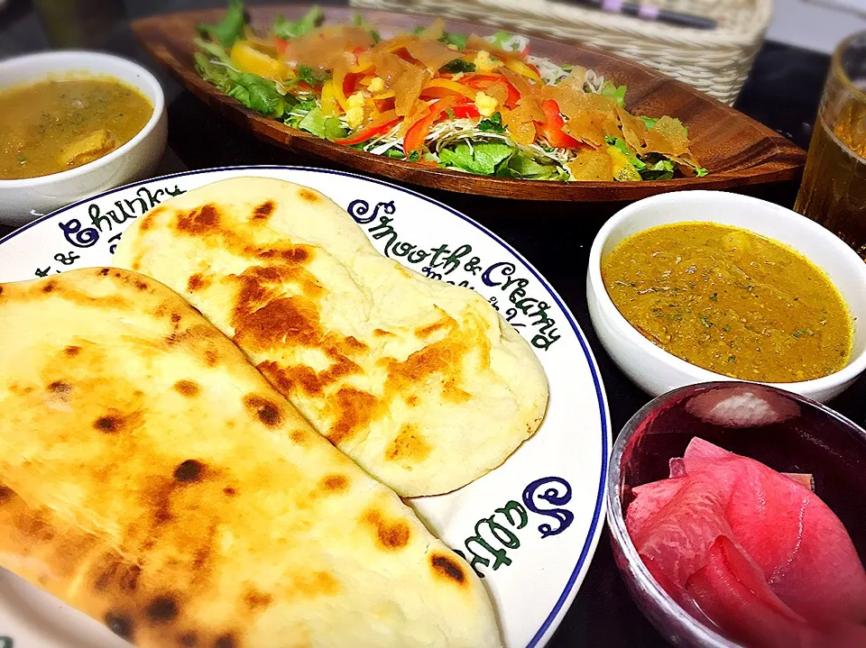 Snapdishの料理写真:イエローチキンカレー&手作りナン&グリーンサラダの晩ご飯♪|桃実さん