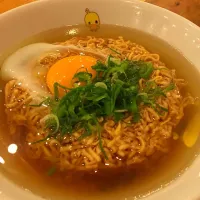 アップし忘れ🙇 昨日の黒ミサのシメのチキンラーメン🍜 タマゴとネギまで添えて、その上ドンブリまでチキンラーメン👏 これを２００円で出す店を讃えたい🎉