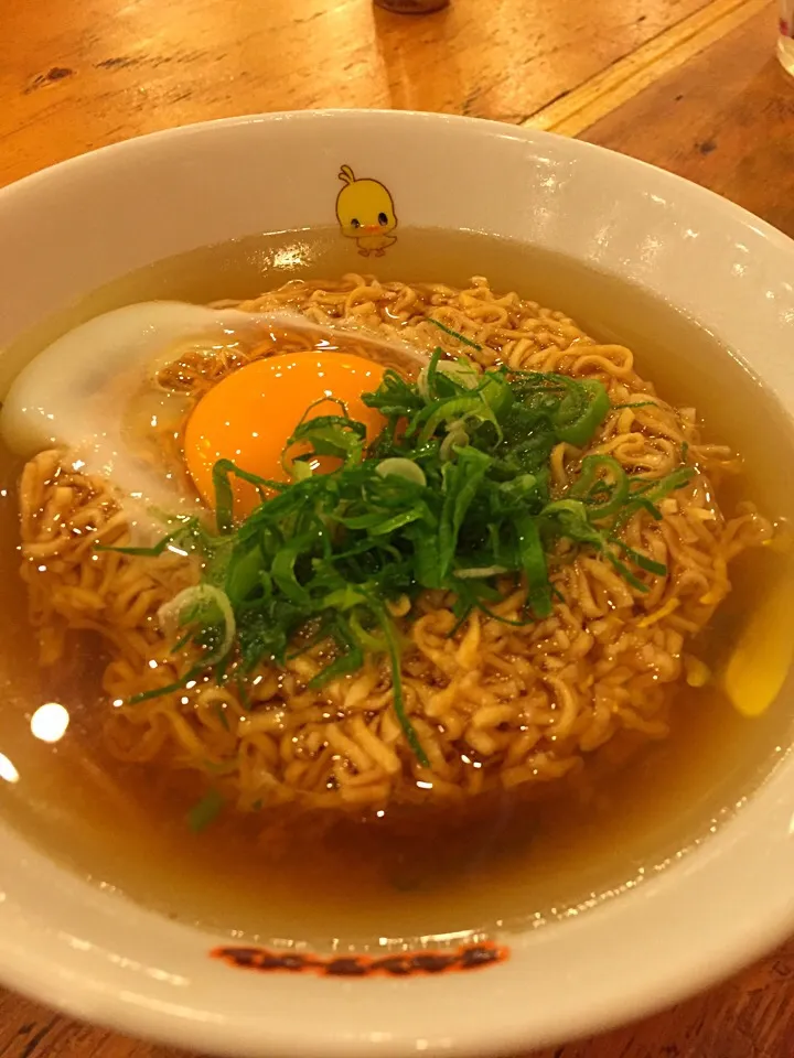 アップし忘れ🙇 昨日の黒ミサのシメのチキンラーメン🍜 タマゴとネギまで添えて、その上ドンブリまでチキンラーメン👏 これを２００円で出す店を讃えたい🎉|にゃあ（芸名）さん