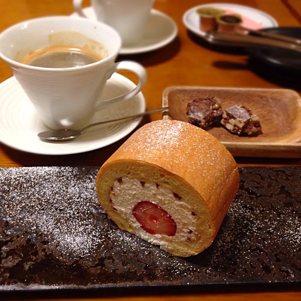 Snapdishの料理写真:ロールケーキ と コーヒー（ビスコッティ付）|こいちさん