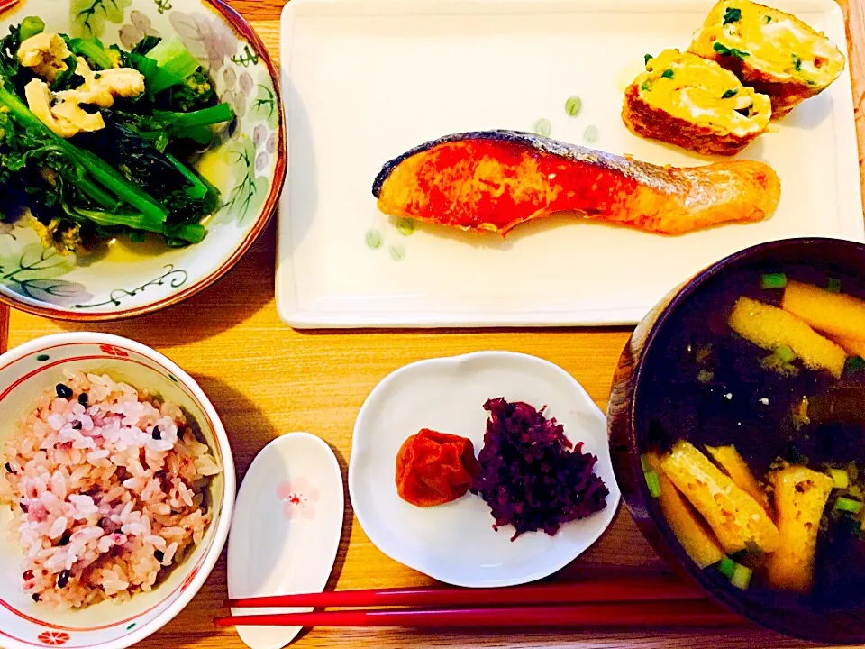 …とある日の朝ごはん🍳 （青菜の煮浸し、青ネギたっぷりの玉子焼き、塩鮭さん🐟、わかめとおあげのお味噌汁、黒米ご飯）|Tinaさん