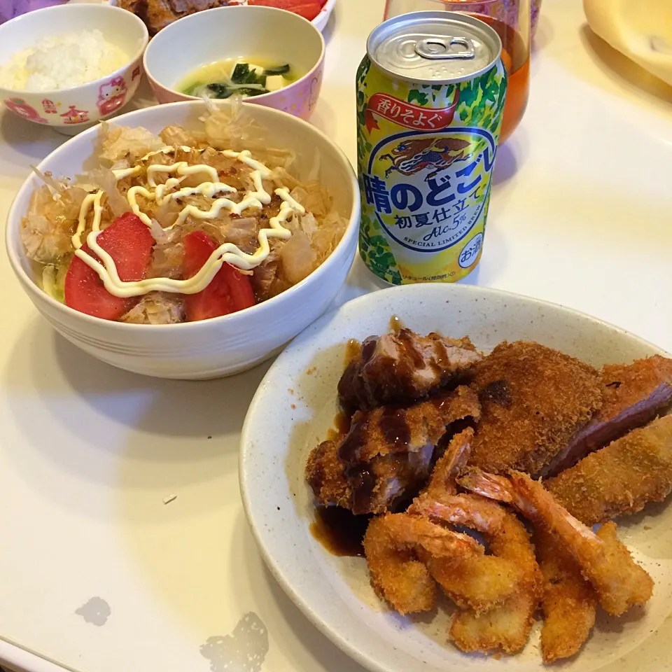 Snapdishの料理写真:❀豚ヒレカツ
✿エビフライ
❀オニオンサラダ
✿小松菜えのき豆腐の味噌汁

2016/04/21|ちび太さん