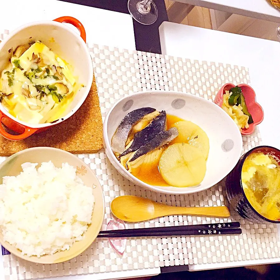 Snapdishの料理写真:ぶり大根
豆腐の味噌クリームグラタン
お漬物
かきたま味噌汁|OGIPAINさん