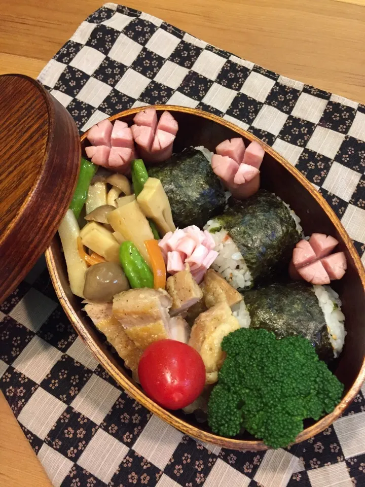 Snapdishの料理写真:4月22日
おむすび🍙弁当
筍と人参・獅子唐・しめじの
                 オイスターソース炒め
皮パリチキン
ハム
ソーセージ
ブロッコリー
フルーツトマト|ひななぎさん