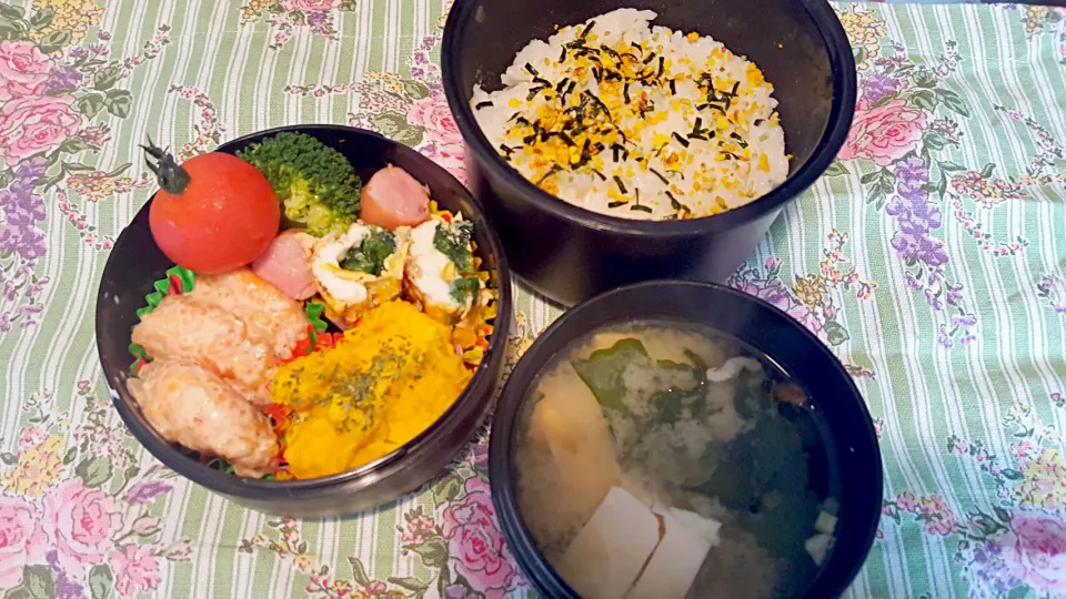 お弁当。エビマヨとカボチャチーズサラダとほうれん草だしまきとお味噌汁。|エリカさん