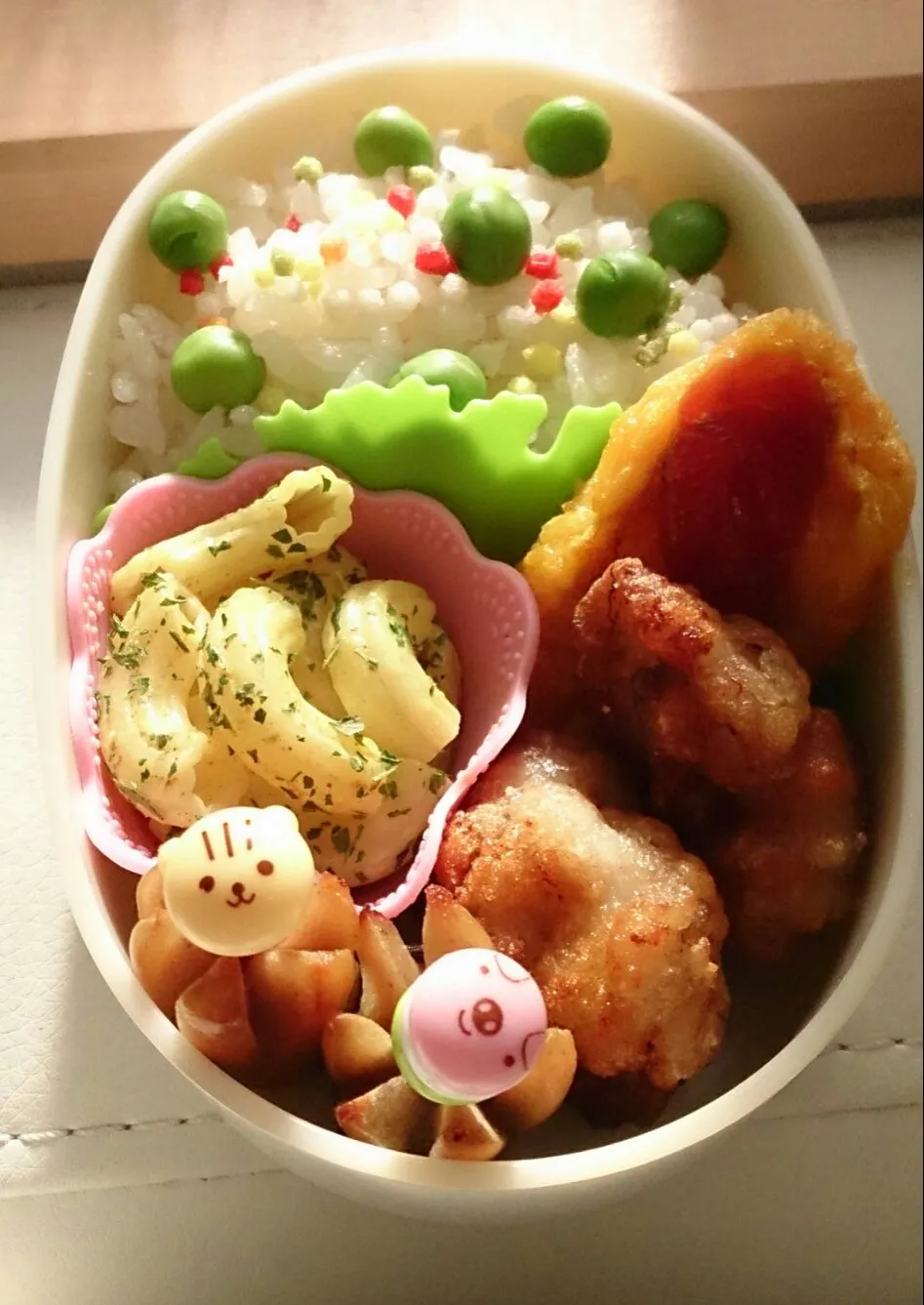 幼稚園弁当  豆ご飯  豚の唐揚げ、一口オムレツ、ウインナー、カレーマカロニ|とだともさん