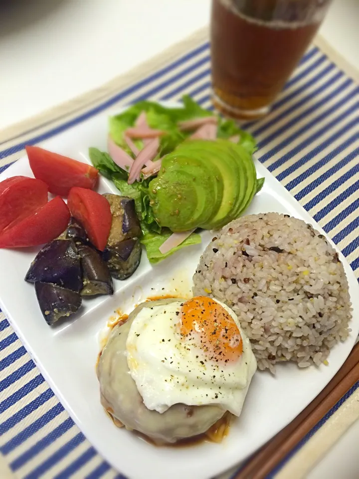 Snapdishの料理写真:朝ご飯 豆腐ハンバーグプレート|しぃ@アボカド中毒さん