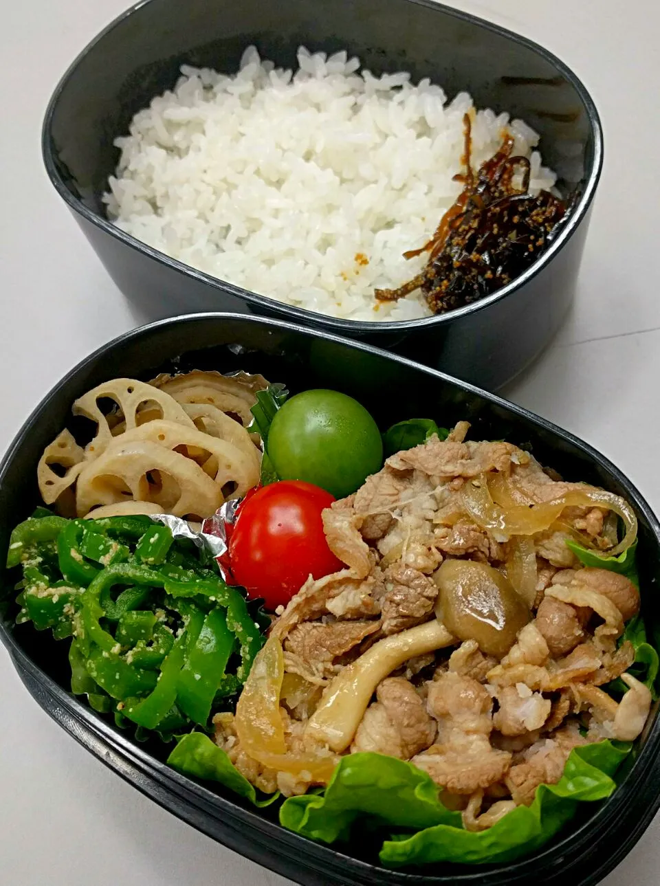 Snapdishの料理写真:4月22日出張明けの久しぶりのサラメシは

牛肉と新玉ねぎ、しめじの黒胡椒炒め
ピーマン胡麻和え
蓮きんぴら
プチトマト二色

です＼(^o^)／|ニッパーさん