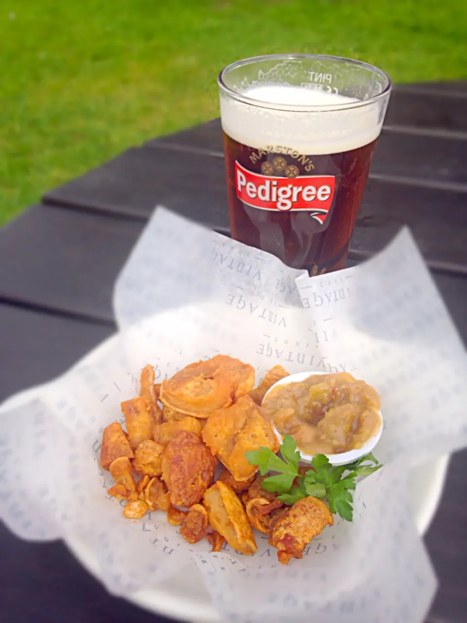 Warm pork scratchings with a gooseberry relish. 
Pint of pedigree.|Karla Collington Ryderさん