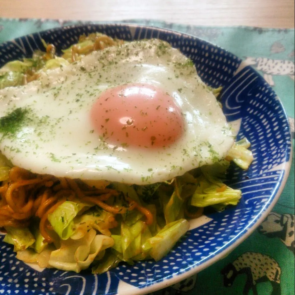 Snapdishの料理写真:モニター当選☆サッポロ一番！縁日の焼きそば
目玉焼きのっけ♪|ゆうkitchenさん