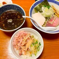 Snapdishの料理写真:つけ麺【榛名ポーク使用】 レアチャーシュー丼 餃子|おおさん