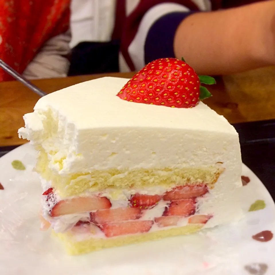 Snapdishの料理写真:Strawberry cake. This is how love looks :)|Rugilė Audronashaさん