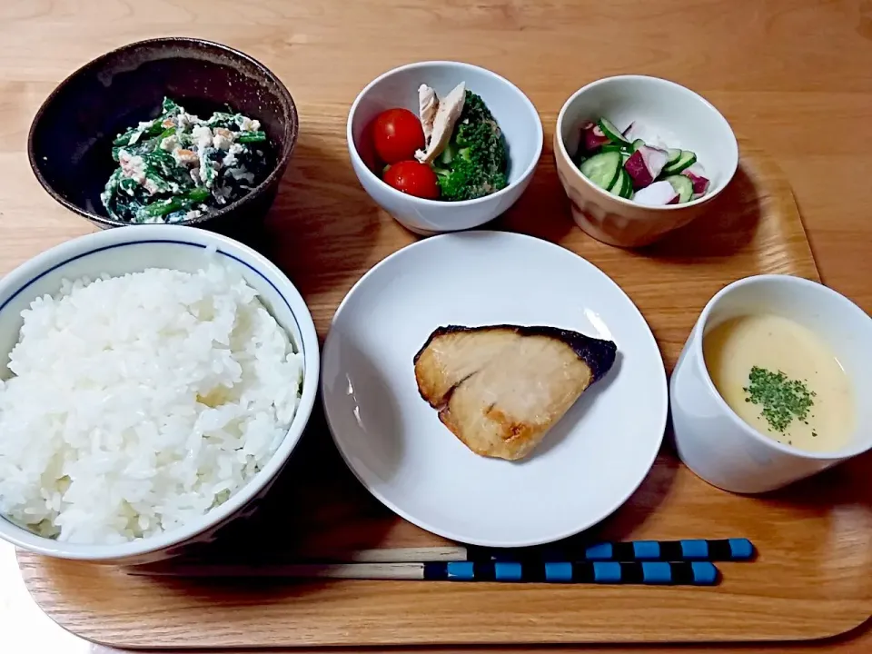 焼き魚(ぶり)、ほうれん草の白和え、タコときゅうりの酢の物、サラダ、さつまいもとにんじんのポタージュ|ゆかさん