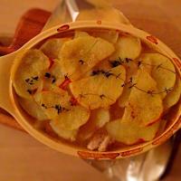 薄切りジャガイモとチキン、玉ネギのグラタン シャンバロン風