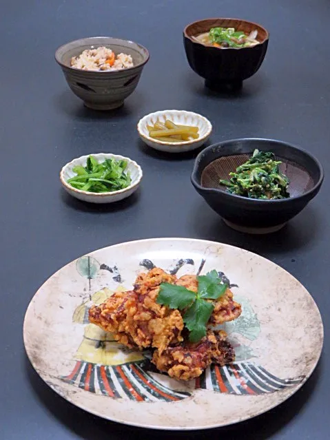 今晩は、鶏の唐揚げ、ほうれん草の胡麻和え、蕗煮、壬生菜の漬物、根菜と豆腐の味噌汁、玄米炊き込みご飯

今日は明日香村の知人宅へ行ってきました。知人の案内で思いがけず初の高松塚古墳へ。
壁画の飾り皿を持っていた私。今日は食器として使うっきゃないでしょ！！
先に帰宅していたご機嫌斜めの息子も、唐揚げ天盛りでご機嫌回復（下ご|akazawa3さん