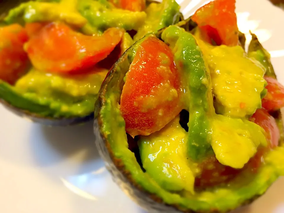 簡単！トマトとアボカドの塩こうじサラダ|こぐまさん