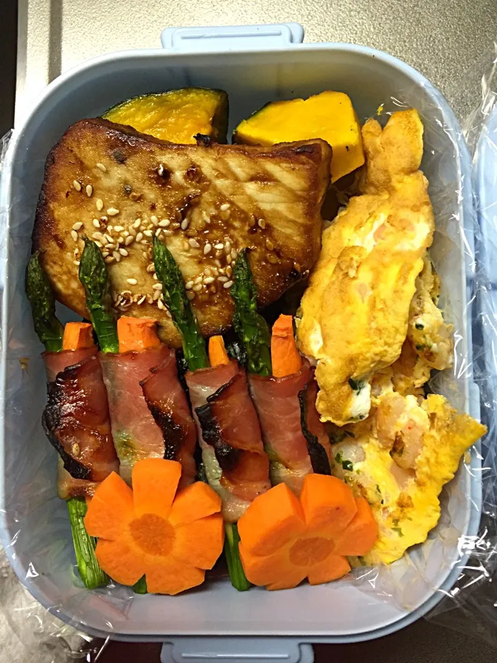 十六穀巻ご飯、エビオムレツ、アプパラガス豚ロース巻き、焼き魚とカボチャの弁当|Rita L'amoritaさん