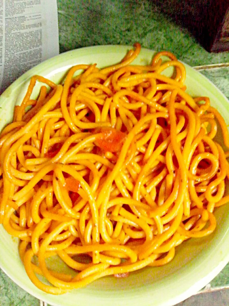 Fideos con salsa de tomate|Luis Leidaさん