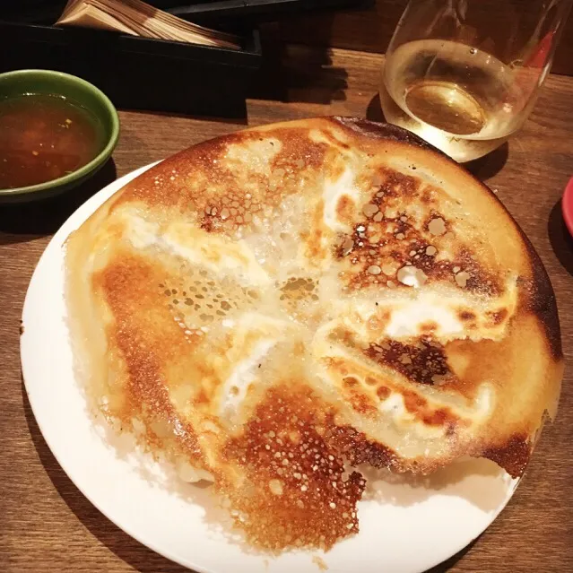 Snapdishの料理写真:餃子＋ワイン=👍|leeさん