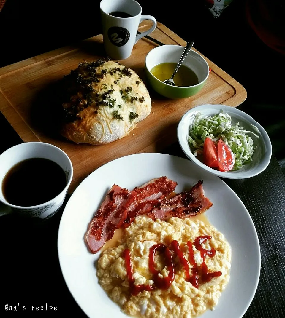 おはようございまぁす(*・ω・人❤
今日はみんな休みだけどパパはお仕事👔
朝ご飯は、きのう評判が良かったからパパにも焼きたてフォッカチャ🍞☕|Kashimanakitchenさん