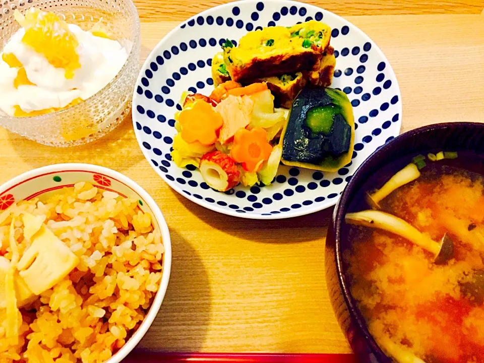 …とある日の朝ごはん🍳 （春キャベツとツナ炒め煮、たっぷりねぎのたまご焼き、かぼちゃの煮物、たけのこご飯😍、しめじとお豆腐のお味噌汁、はっさくさんヨーグルト🍊）|Tinaさん