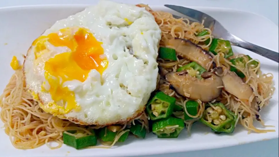 Spicy Garlic Fried Beehoon with shitake mushrooms + okra|🌷lynnlicious🌷さん