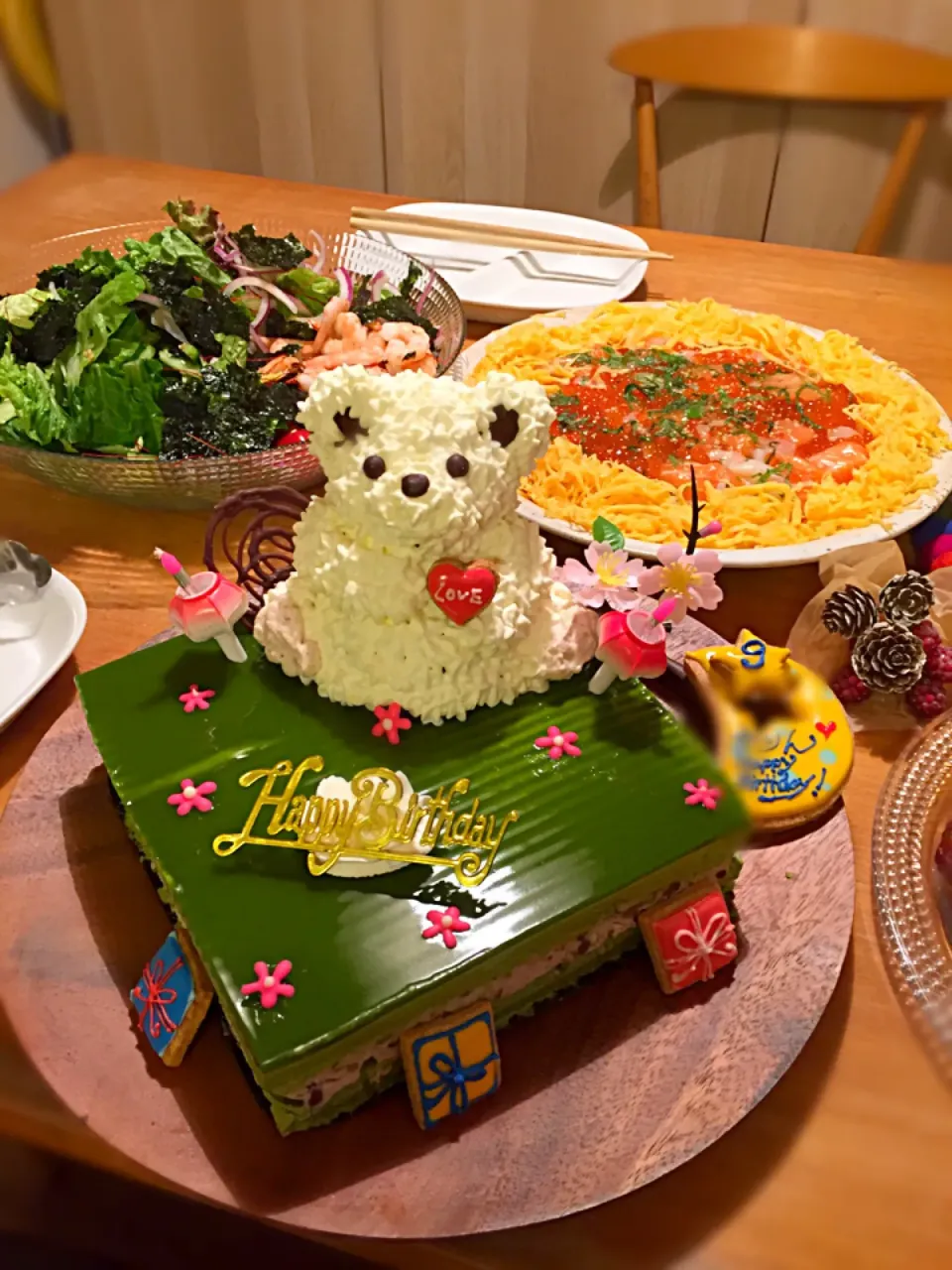 抹茶と小豆のムースケーキのしろくまのせ🎂子供の誕生日ご飯。|まどさん