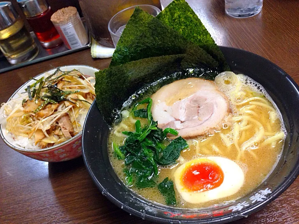 ラーメン¥680 ネギチャ丼¥250@壱八家 横浜スカイビル10F|ま〜ちんさん