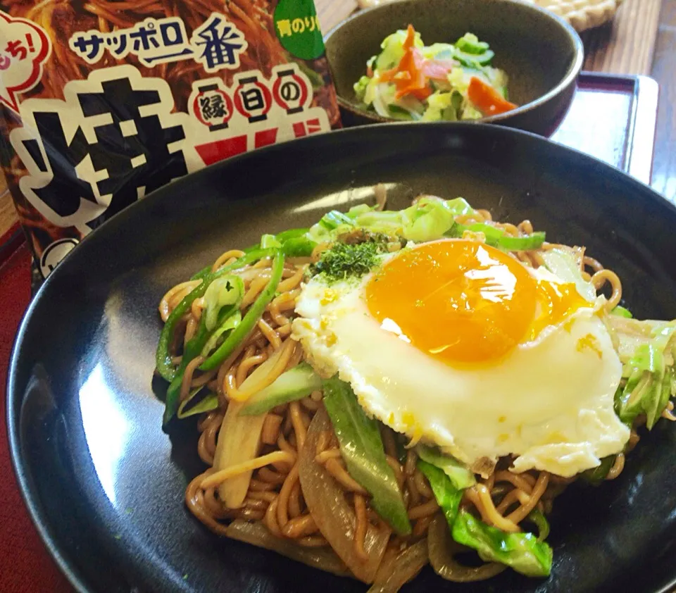 昼ごはん  縁日の焼きそば  キャベツ 玉ねぎ ピーマンをラードで炒めて  目玉焼きオン|ぽんたさん