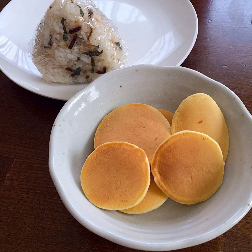 天かす塩昆布のおにぎり🍙と次女作ミニホットケーキ(^^)|ゆうみん（4人の母ちゃん）さん