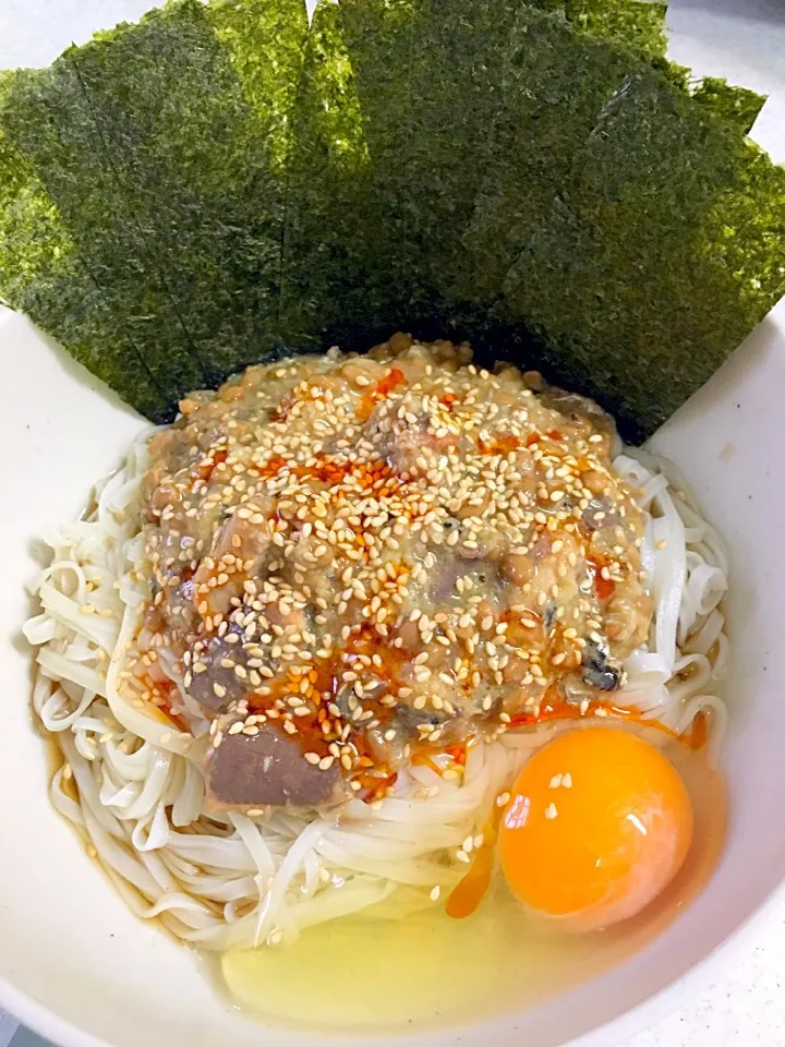 納豆といわし味噌煮の冷やし月見生姜うどん@自宅|Yasuhiro Koikeさん