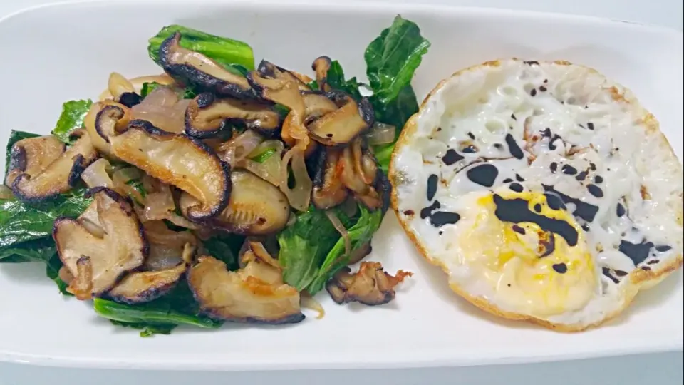 Simply Delicious😍 Sautéed Butter Shitake❤
Stir-fry Baby Kailan with Red Onions 
Fried Egg with steamed rice 😉😙😍|🌷lynnlicious🌷さん