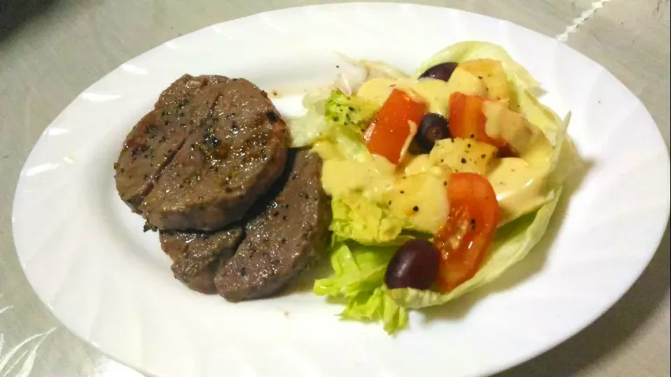 Tenderloin Steak with Ceasar Salad|Rinielさん