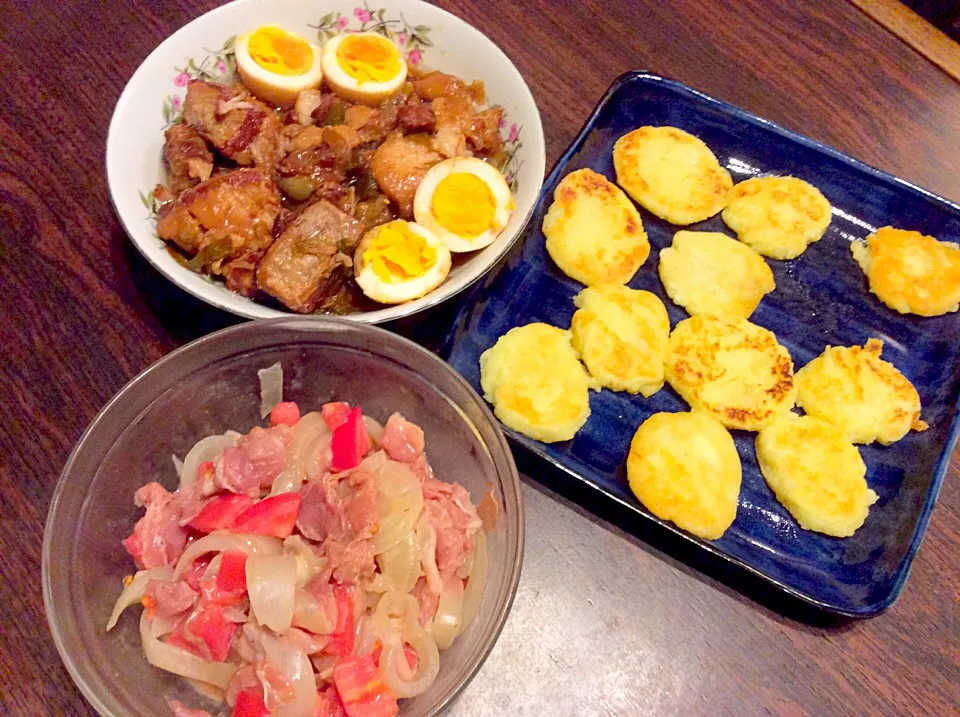 Snapdishの料理写真:豚の角煮
玉ねぎ、生ハム、トマトのサラダ
じゃがいもチーズ餅|とまこさん