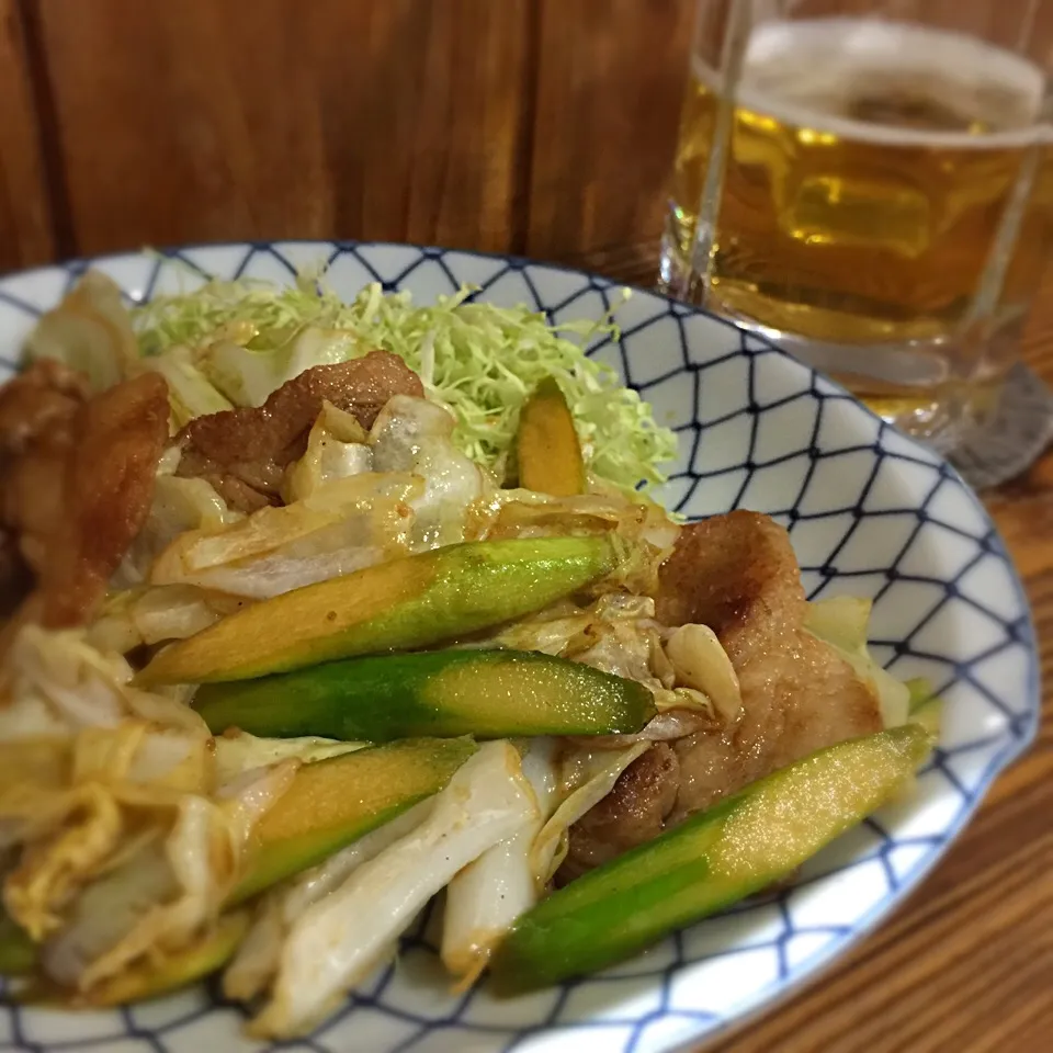 Snapdishの料理写真:昨夜の一酒一肴『生ビール』と『アスパラと豚肉の炒め物』|ち〜おんさん